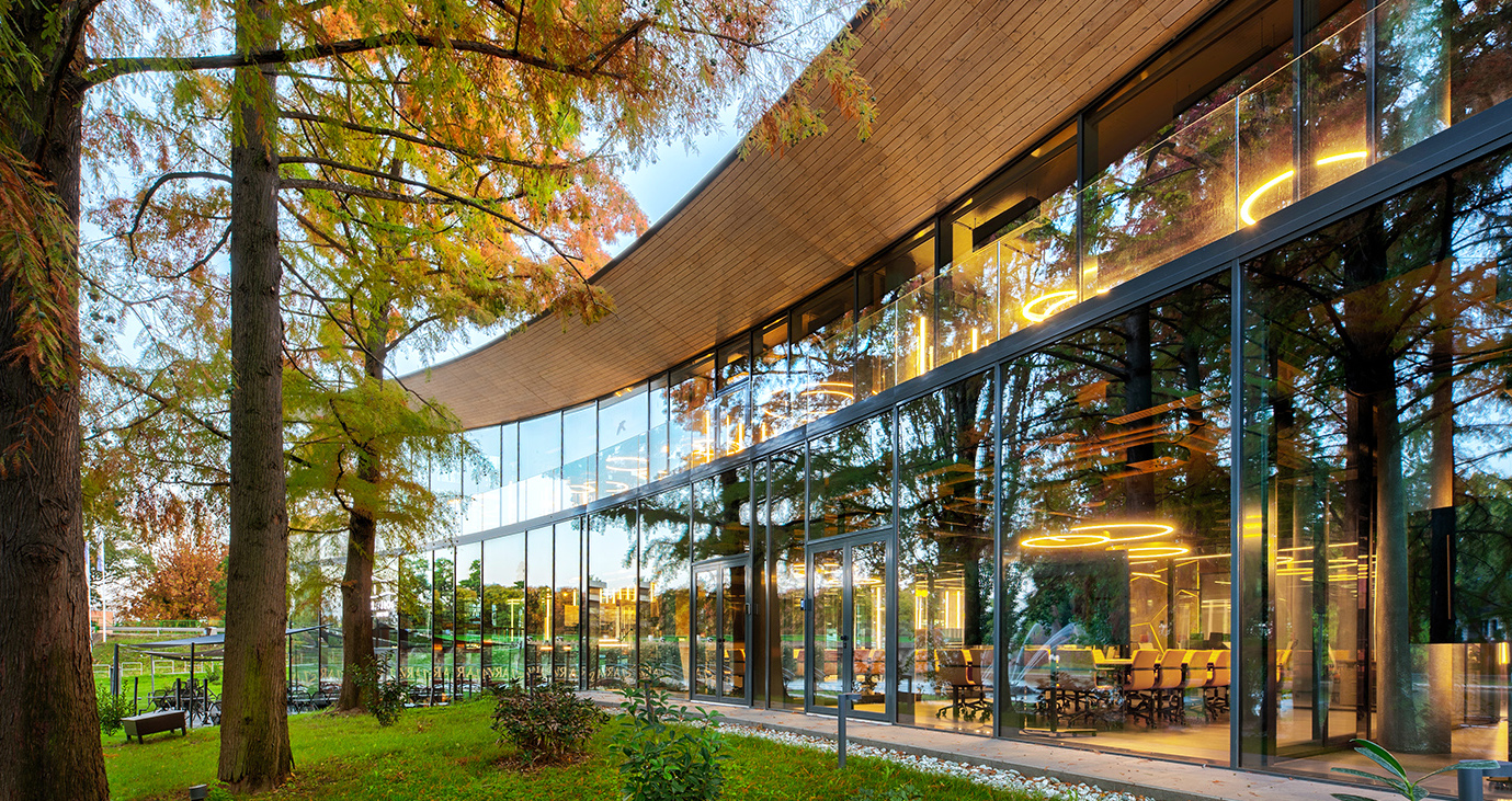 082-gree-szarvas-ga-3k Szarvas, Gree irodaház mocsári ciprusokra néző üveg homlokzata kora esti fényben