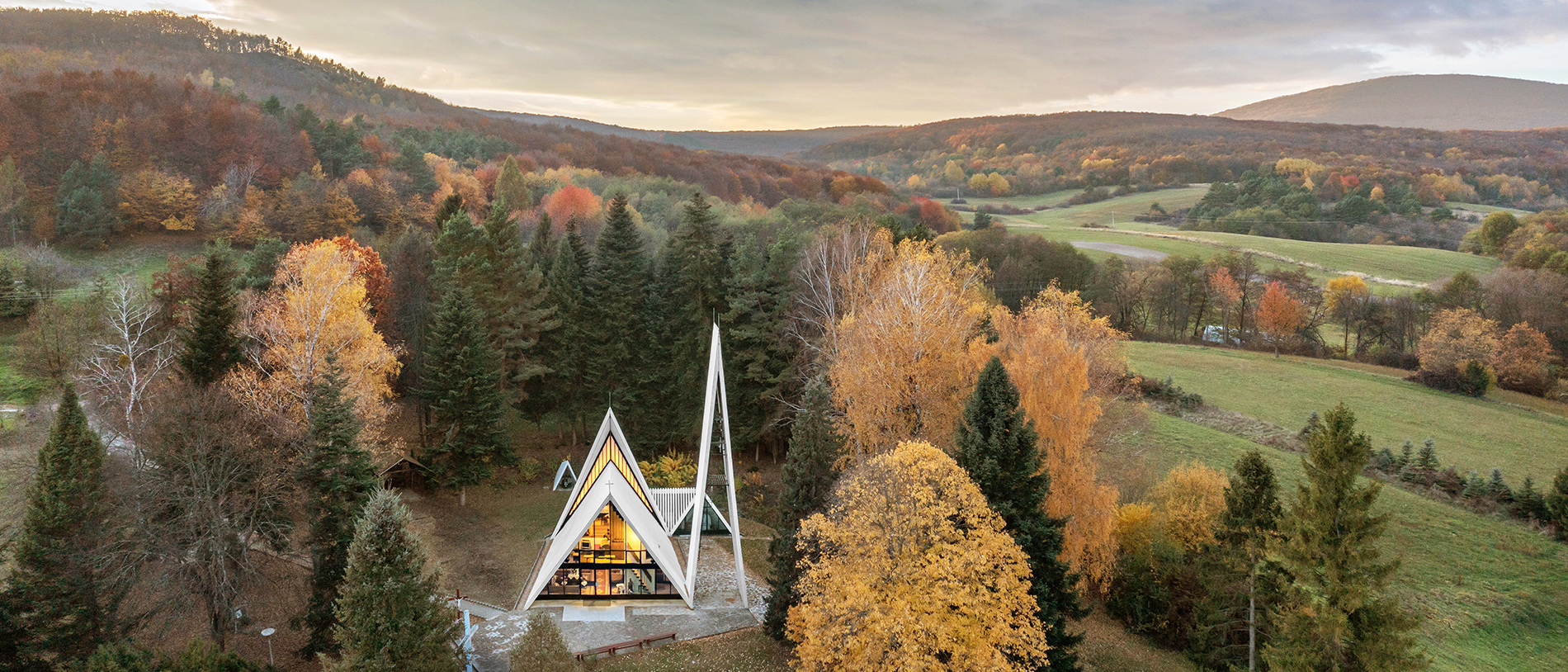 310-hollhoza-templom-v Hollóházi Szent László -templom késő őszi légi felvétele, háttérben a Zempléni hegység északi vonulatai