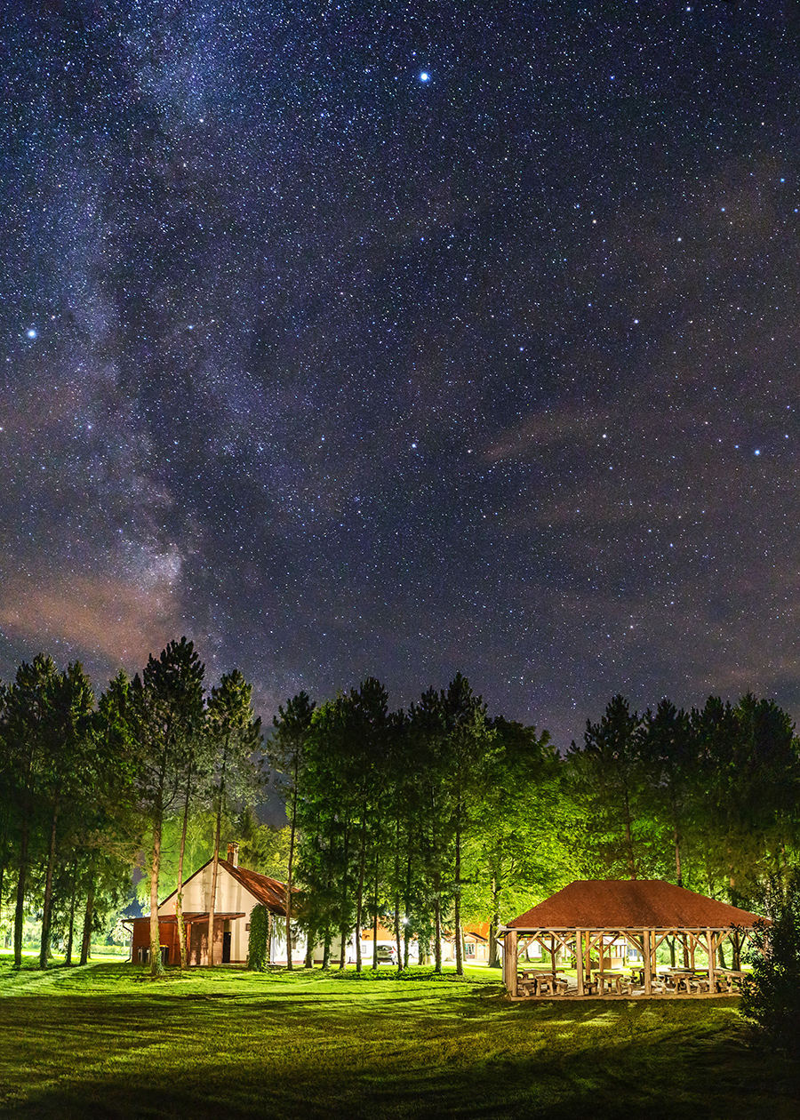 Hajosszentgyorgyi-vendeghaz-udvar-ga-v-5-7 Az Illancs szívében álló hajósszentgyörgyi vadászház melléképületei az éjszakai égbolt alatt
