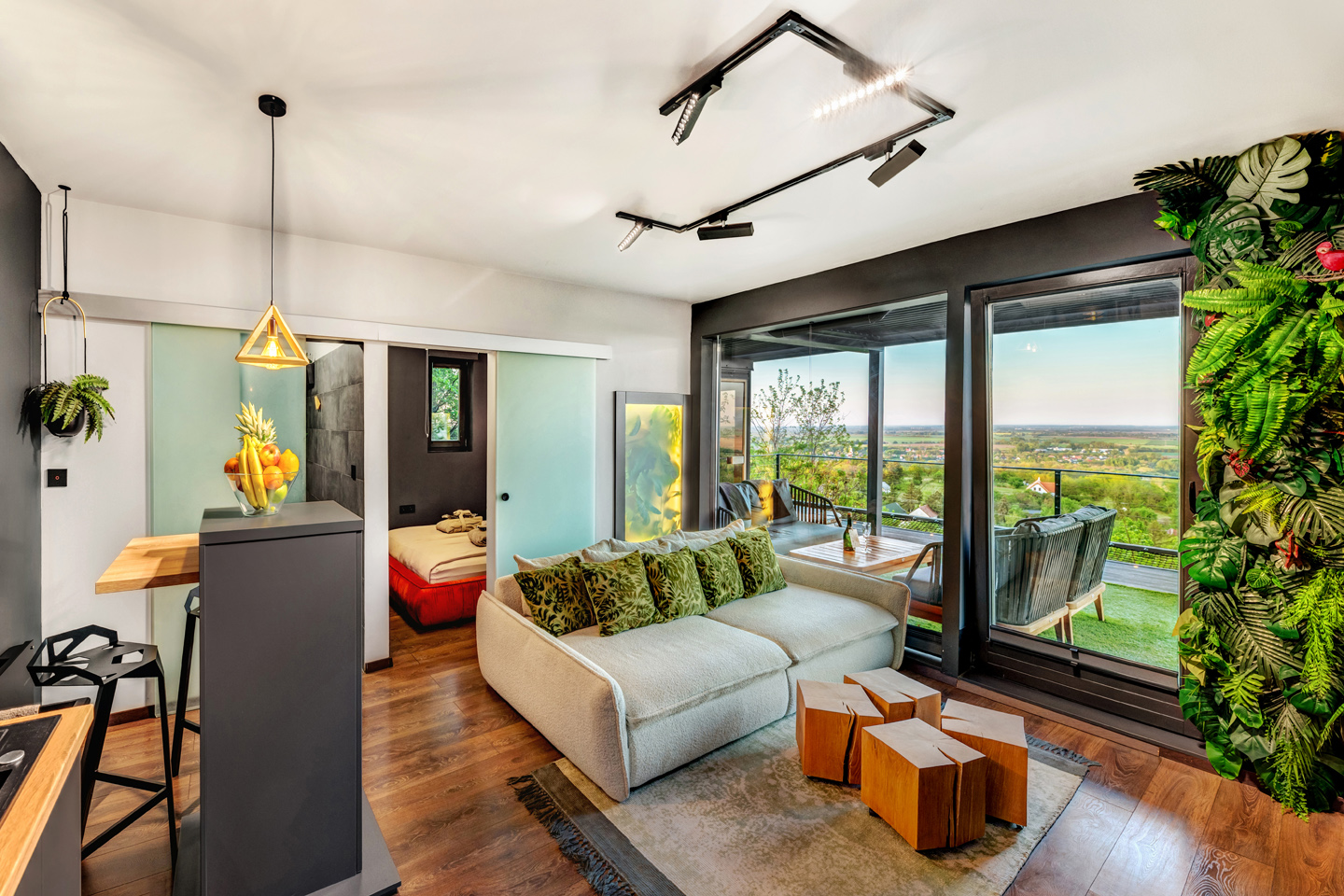 164a-hideout-haz-ga Nyaraló enteriőr modern minimalista bútorzattal és szobanövényekkel, sokorói panorámával