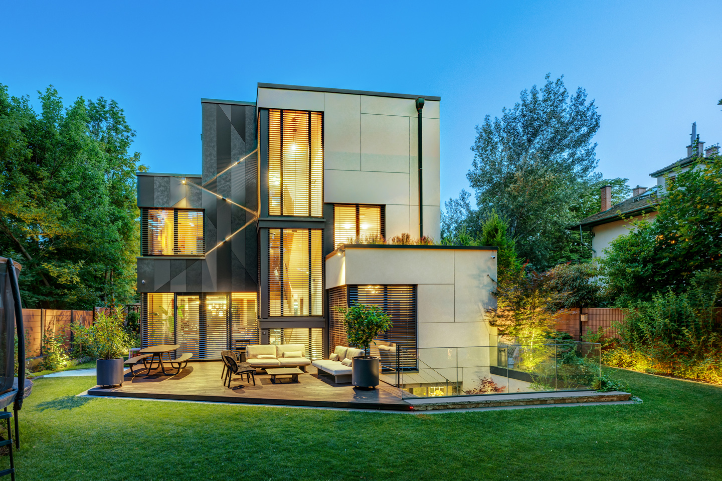 214-viranyos-csaladi-haz-ga Budai kortárs három szintes családi ház udvari homlokzata kékórában, teljes belső megvilágítással