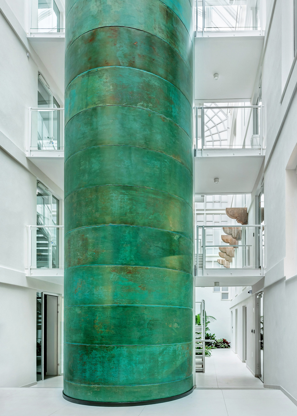 wagner-245v-ga A Budapest belvárosi Wagner-palota belső udvara, Hegyi Fanni által formált savmaratott réz központi liftakna burkolattal